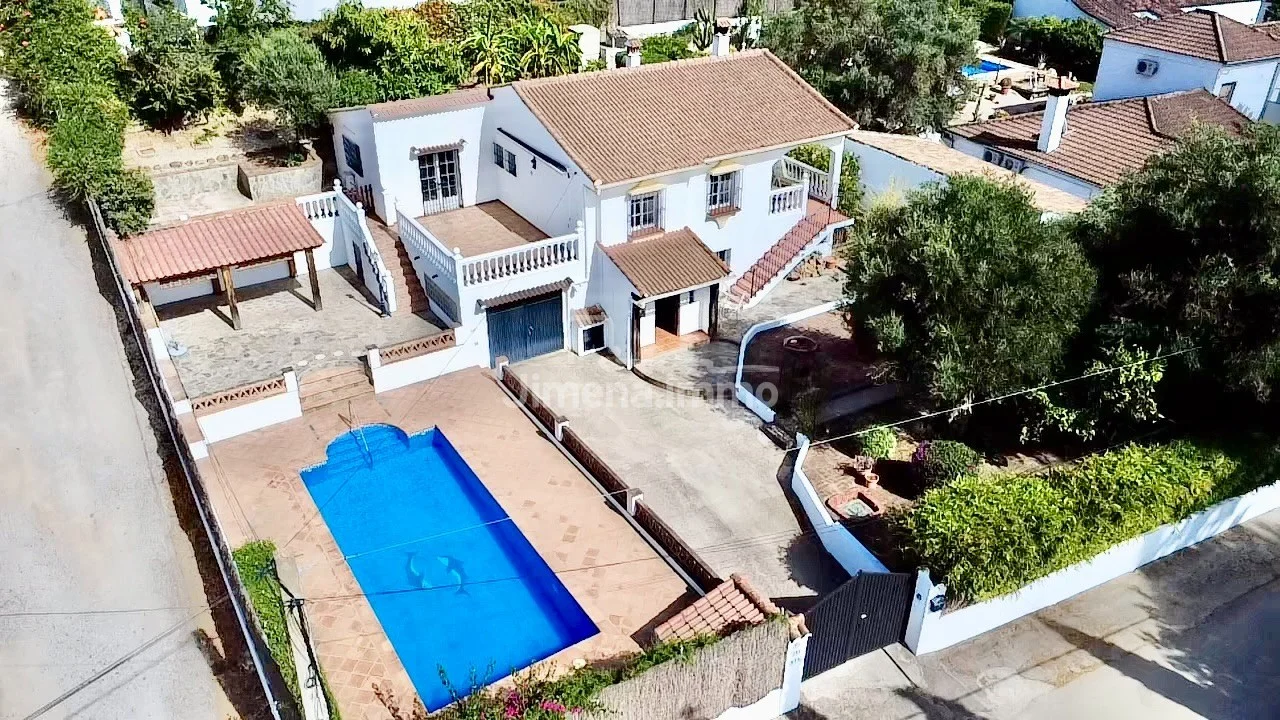Casa de campo con piscina y jardín