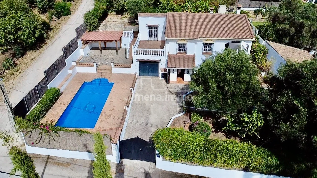 Casa de campo con piscina y jardín