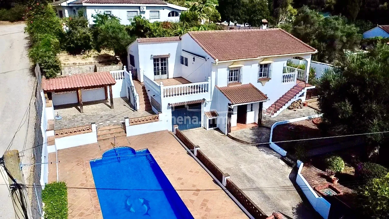 Casa de campo con piscina y jardín