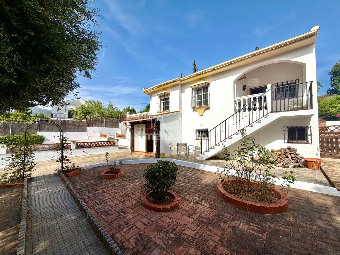 Casa de campo con piscina y jardín