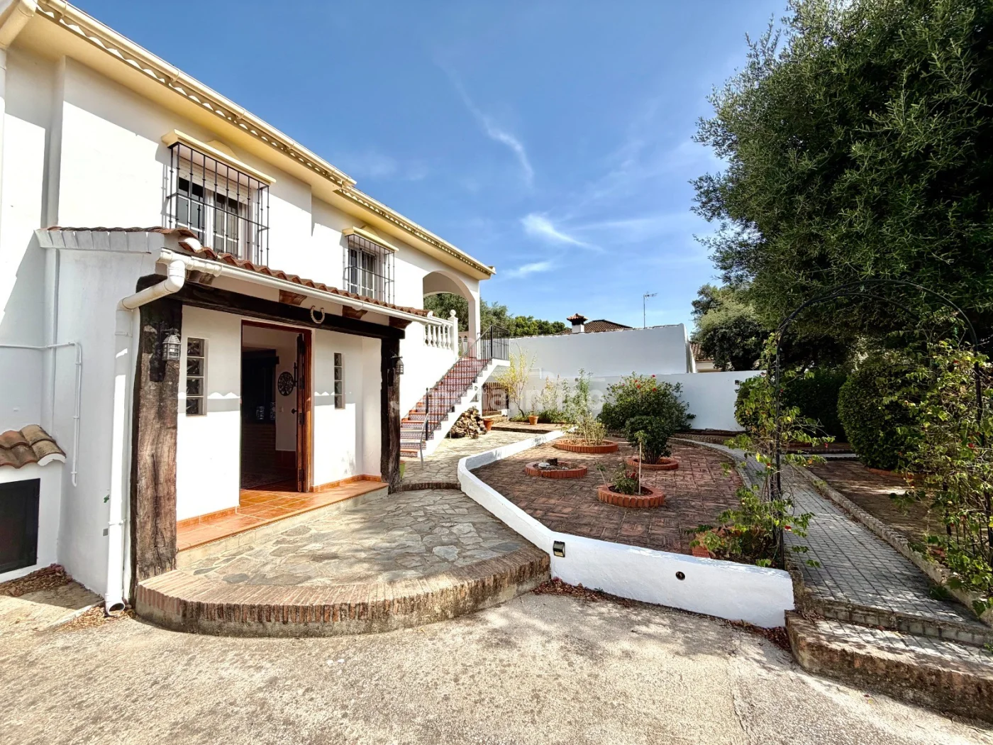 Casa de campo con piscina y jardín