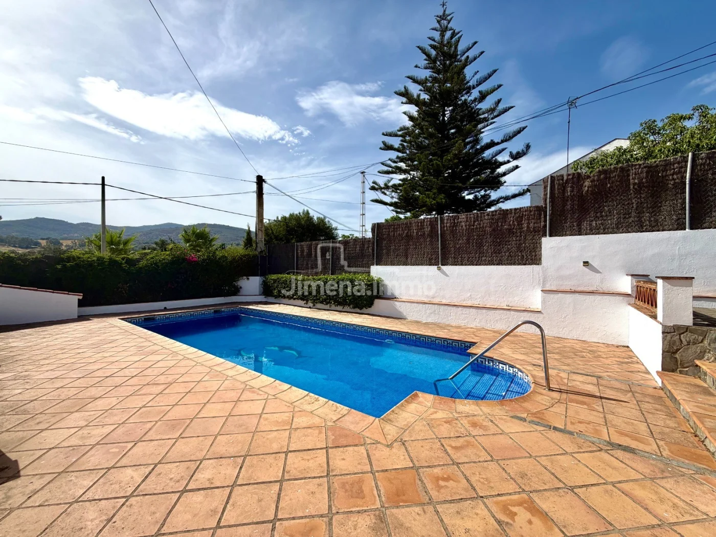 Casa de campo con piscina y jardín