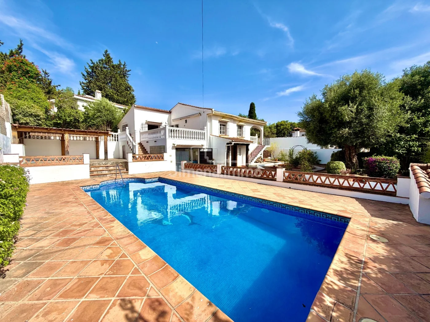 Casa de campo con piscina y jardín