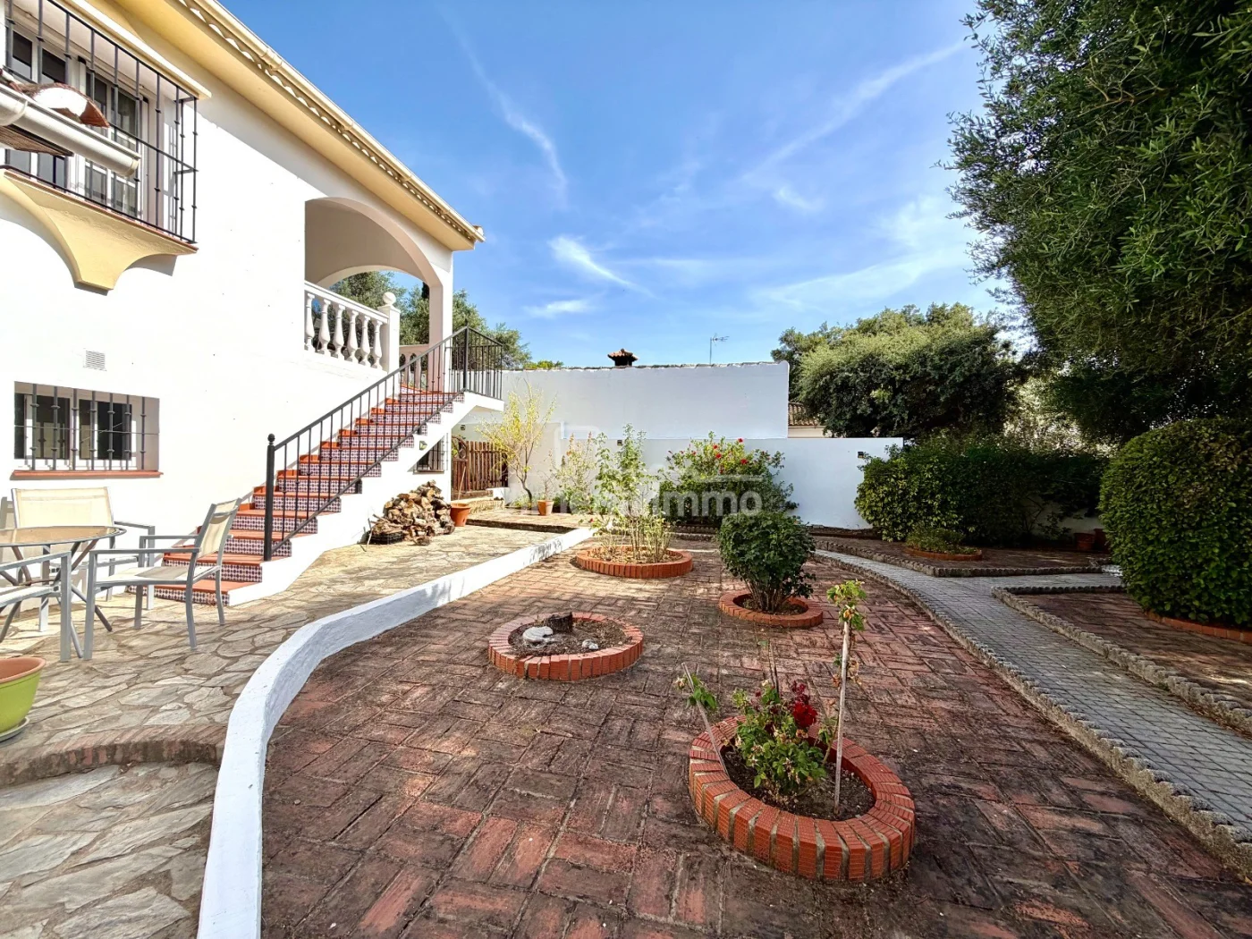 Casa de campo con piscina y jardín