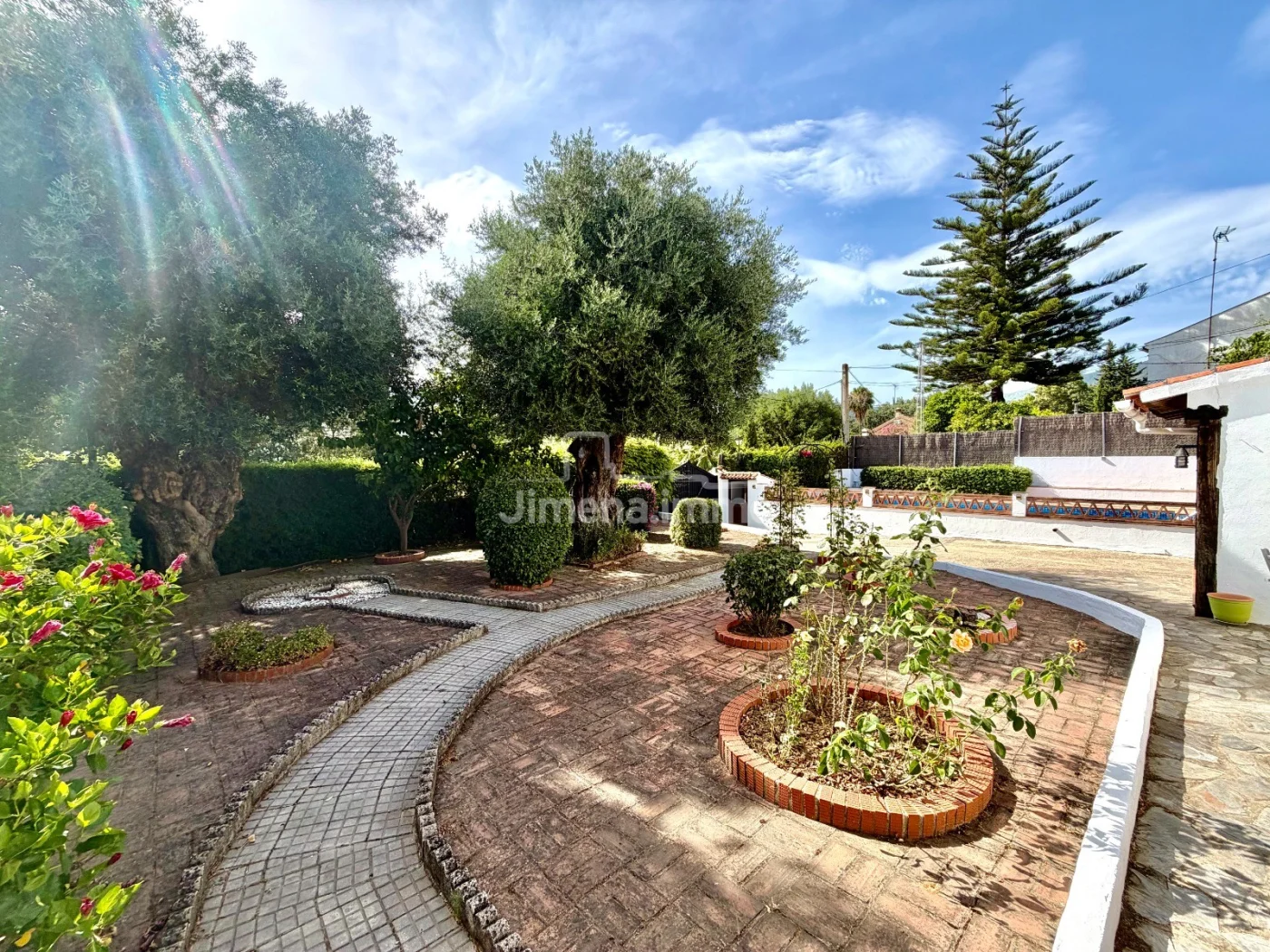 Casa de campo con piscina y jardín
