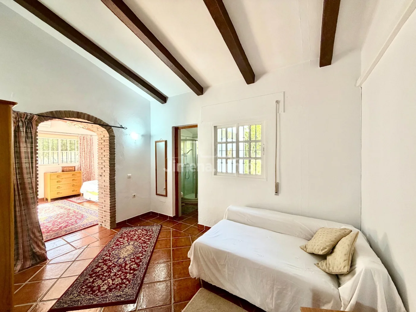 Casa de campo con piscina y jardín