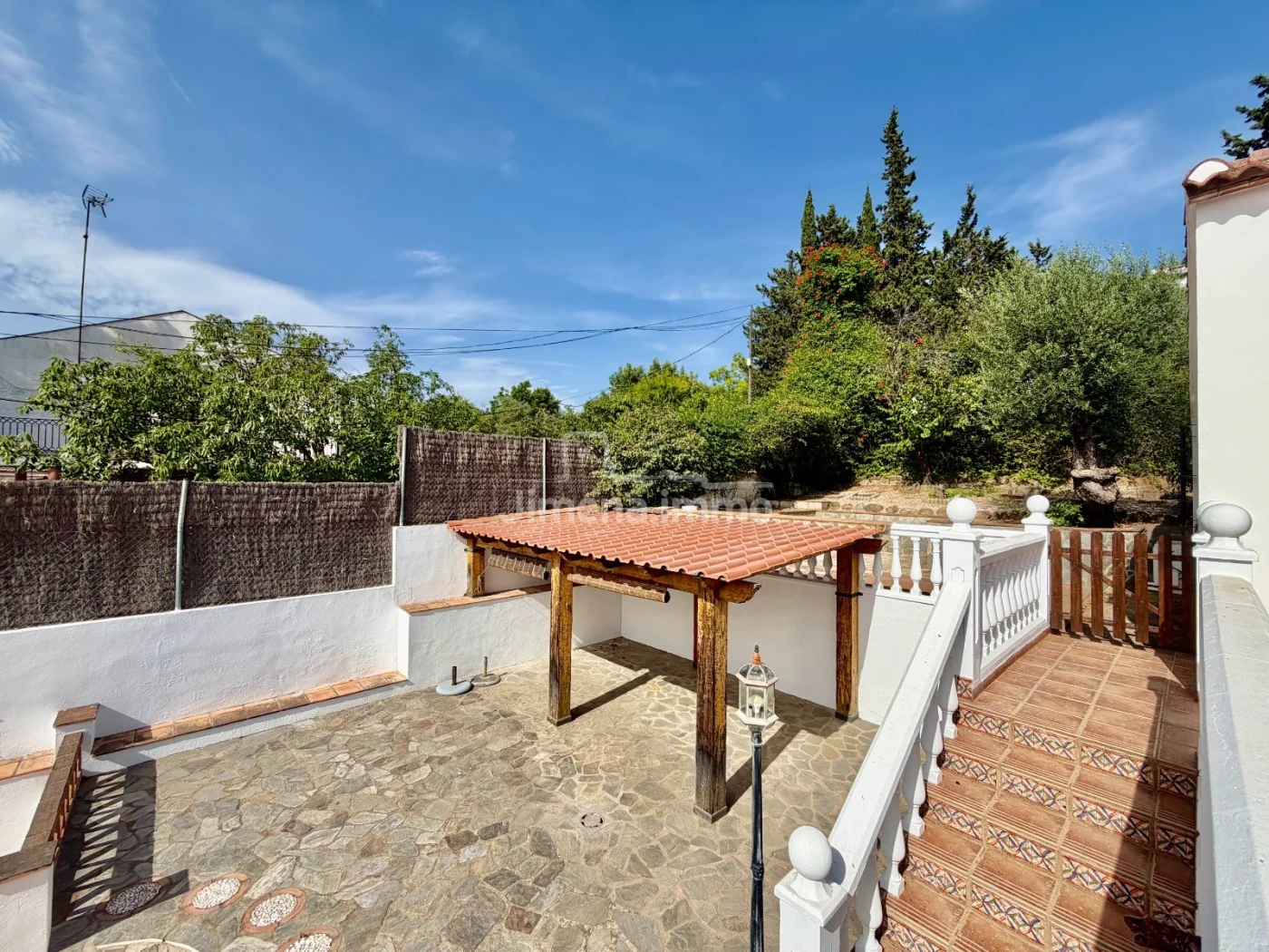 Casa de campo con piscina y jardín