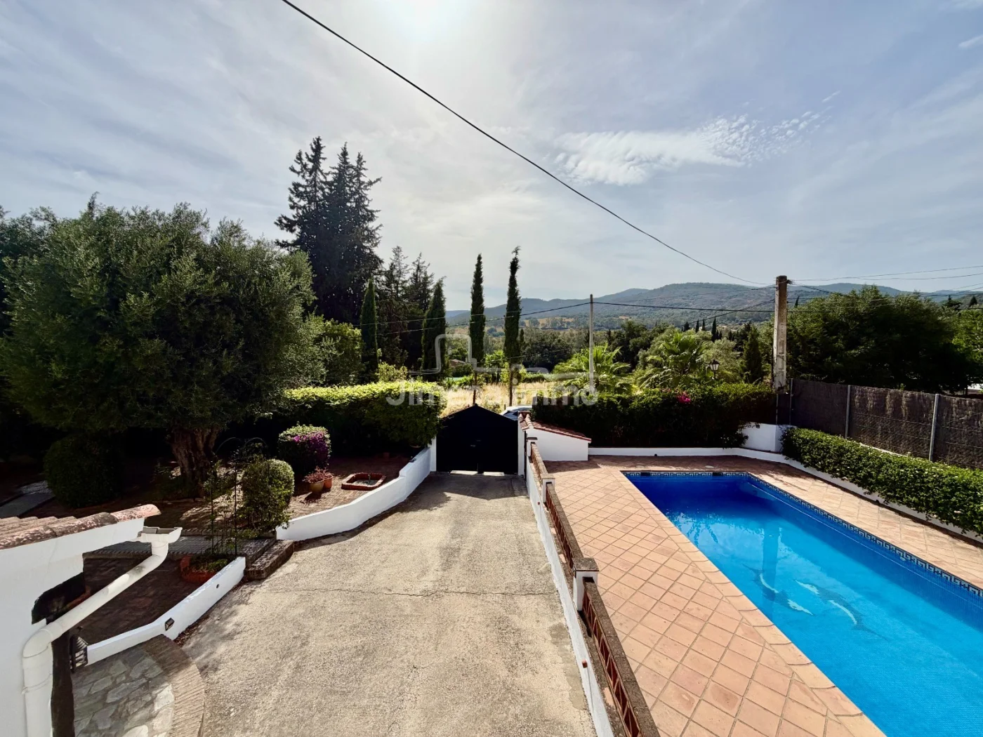 Casa de campo con piscina y jardín