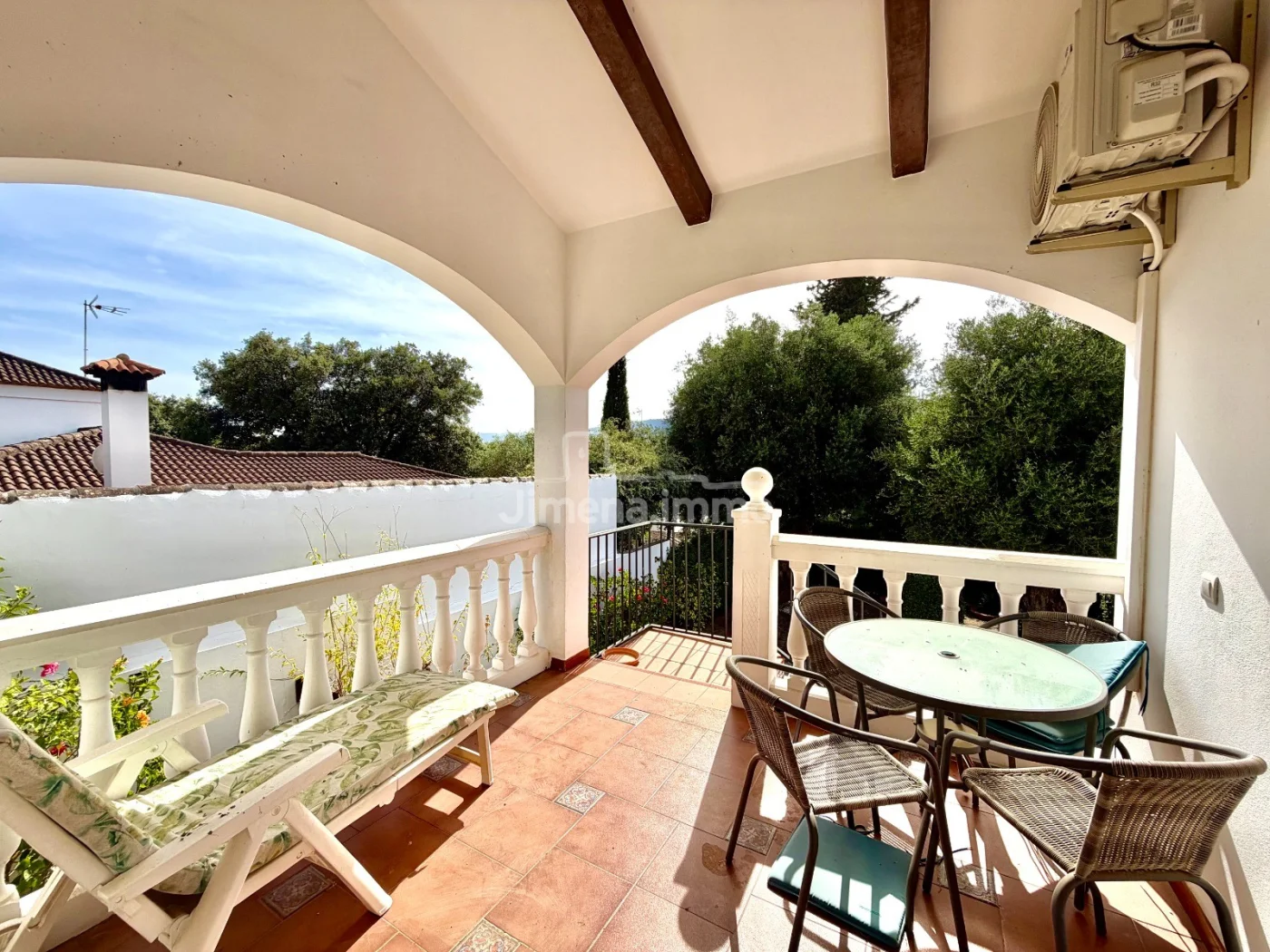Casa de campo con piscina y jardín