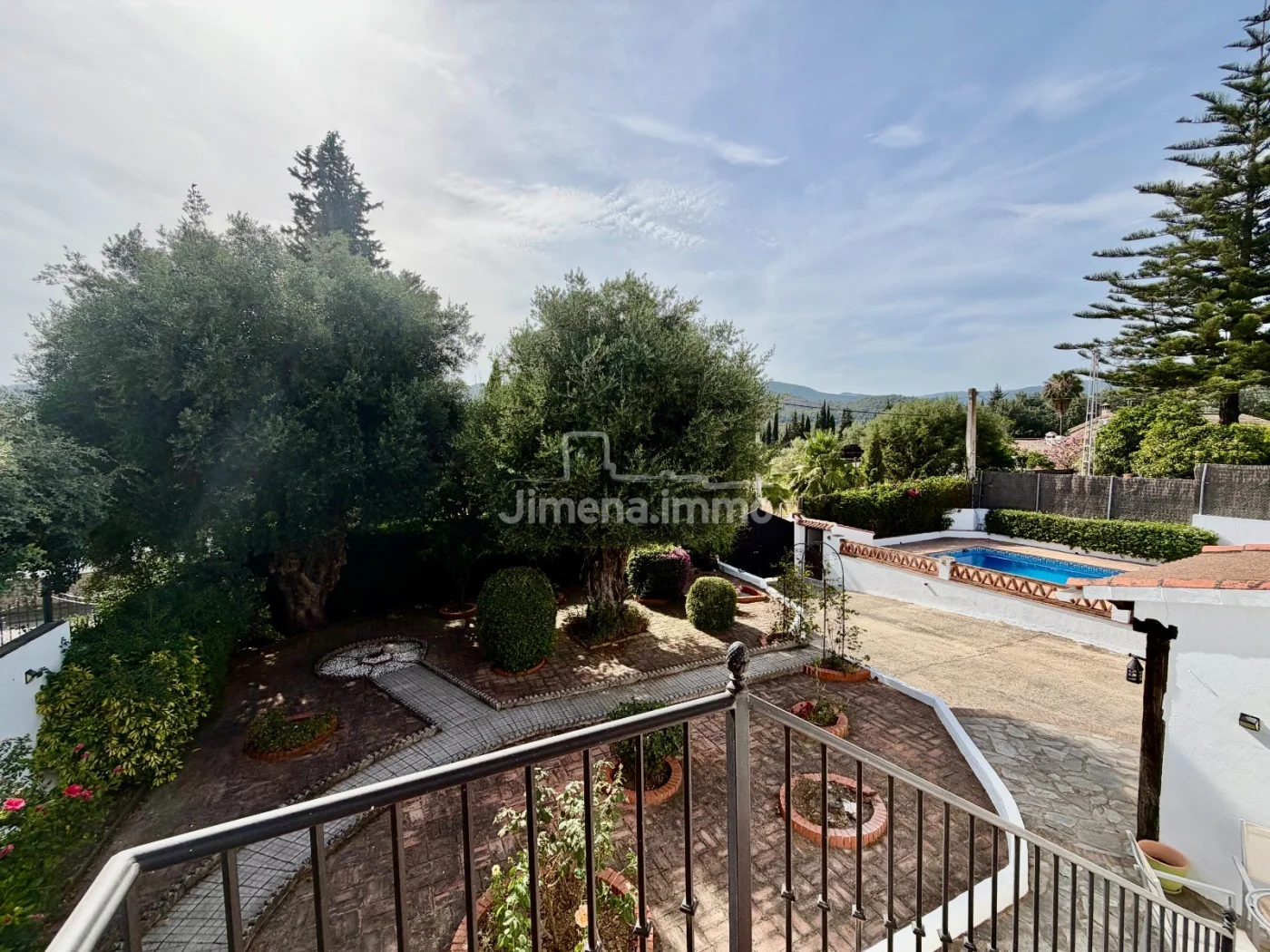 Casa de campo con piscina y jardín