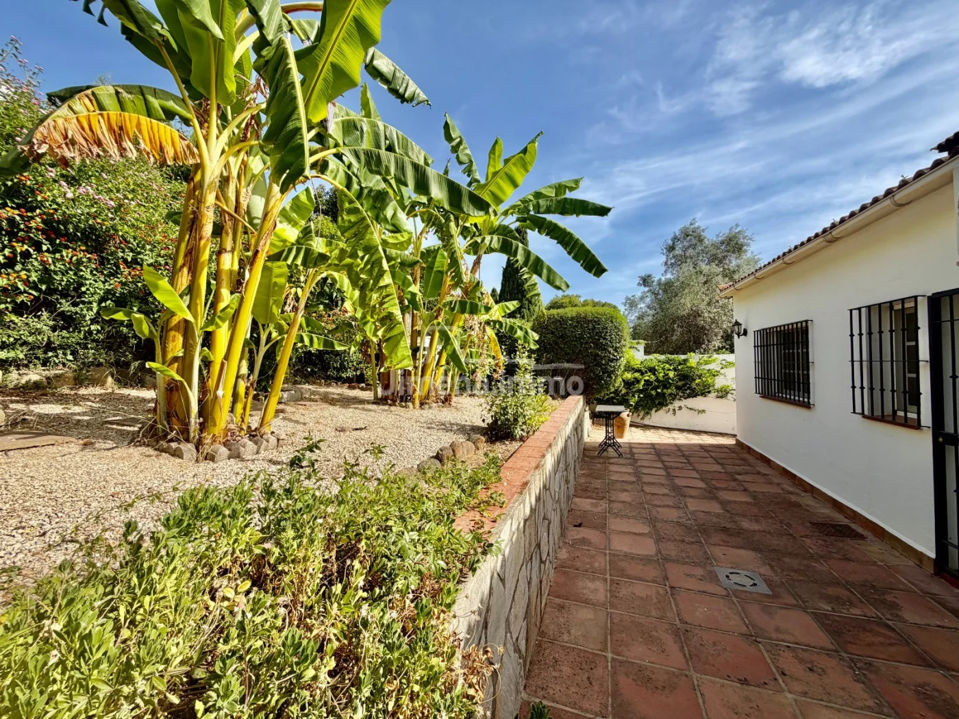 Casa de campo con piscina y jardín
