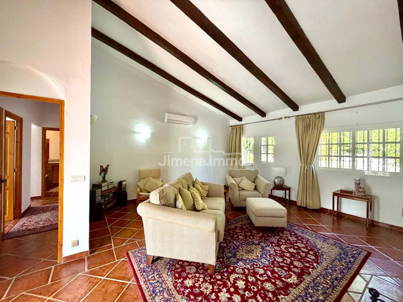 Casa de campo con piscina y jardín