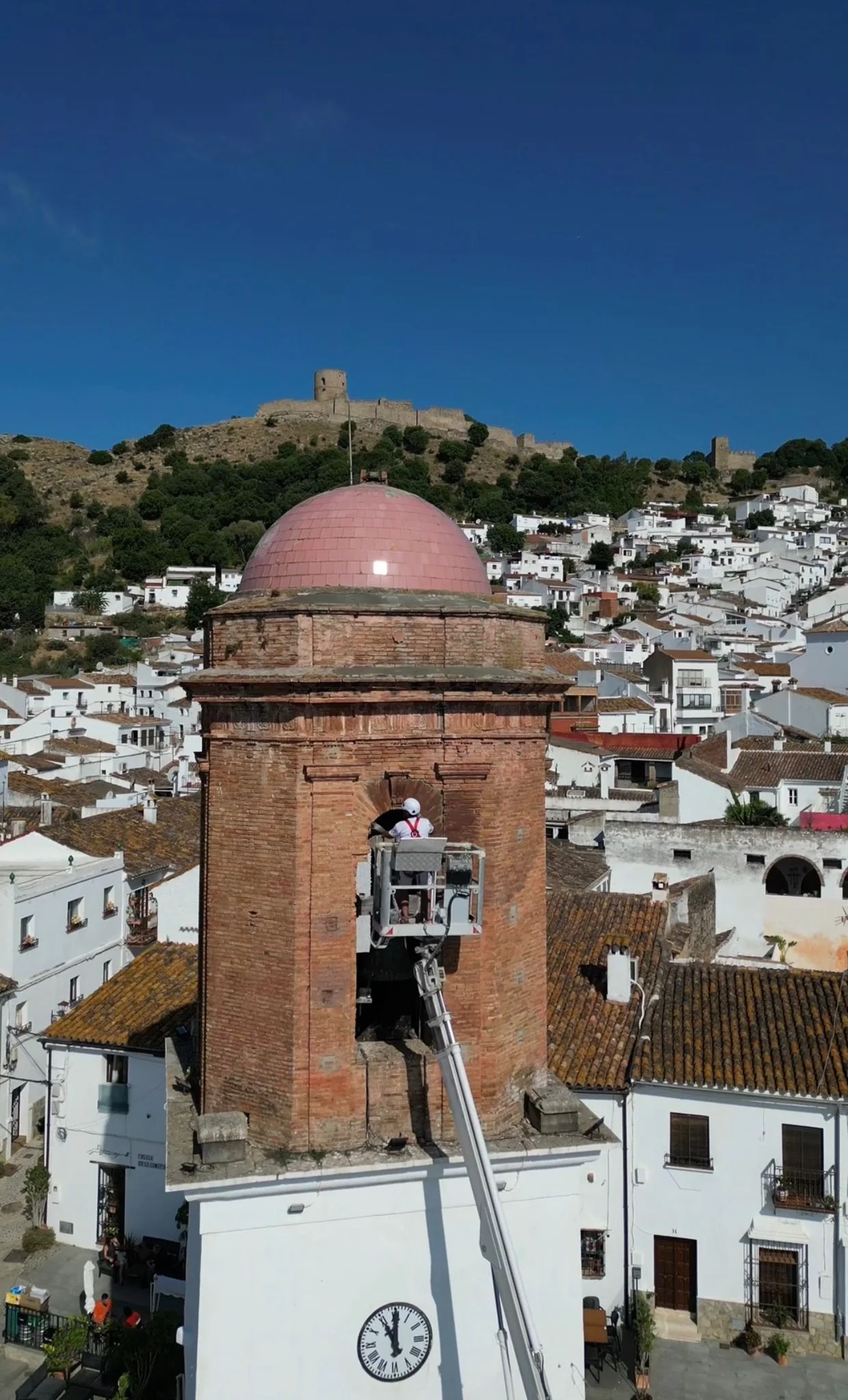Avanzan las mejoras en la torre del paseo de Jimena de la Frontera