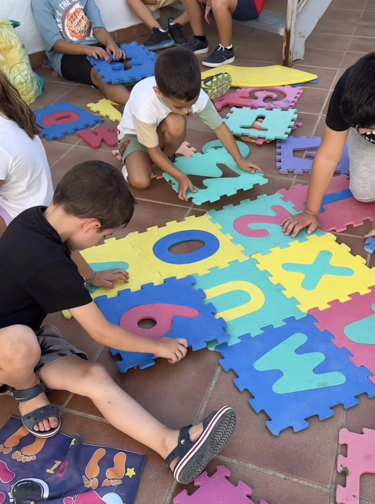 Más de 120 niños y niñas disfrutan de la Escuela de Verano en La Estación y San Pablo de Buceite